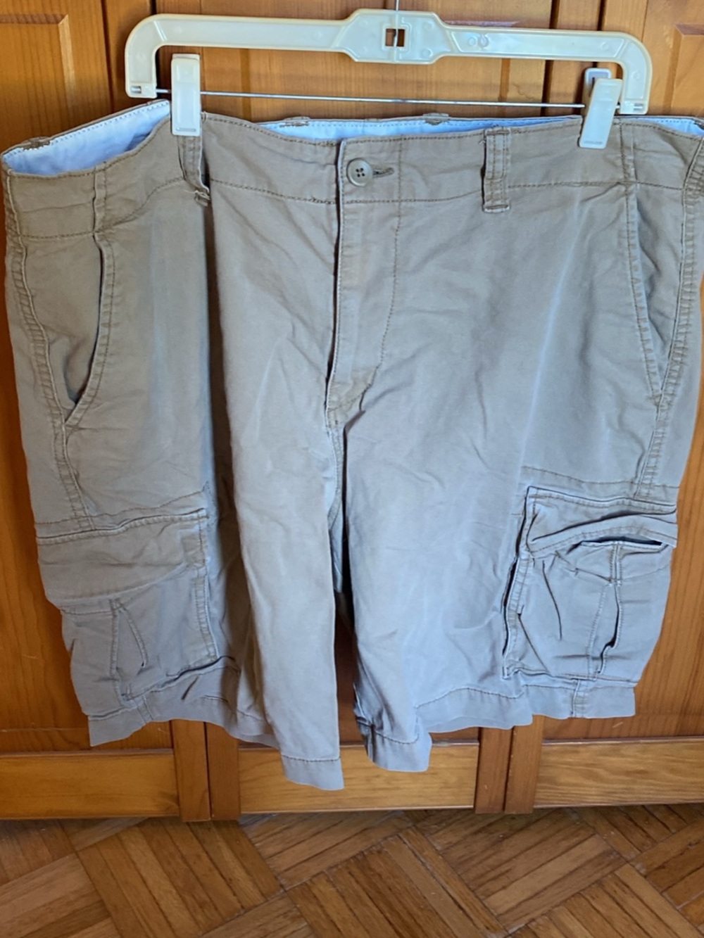 Men's Cargo Shorts in Khaki - Classic Casual Wear size 40